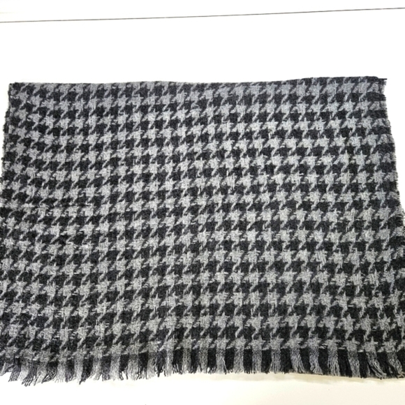 NEW J. Crew Oversized Gray Houndstooth Wool Blend Knit Scarf Unisex Made Italy - Picture 2 of 6